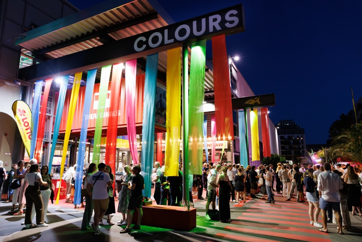 Spannende Erwartung vorm Theaterhaus Stuttgart beim Colours Tanzfestival Fotos: Theaterhaus/Jeanette Bak)
