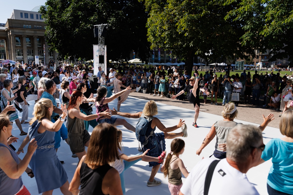"Playground Open Class Eric Gauthier" auf dem Schlossplatz (Foto: Theaterhaus/Jeannette Bak)